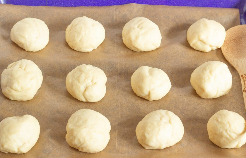 1. Этап. Пончики Суфганиет: Выложите заготовки на противень с пекарской бумагой, накройте и снова поставьте в теплое место на 20-30 минут.