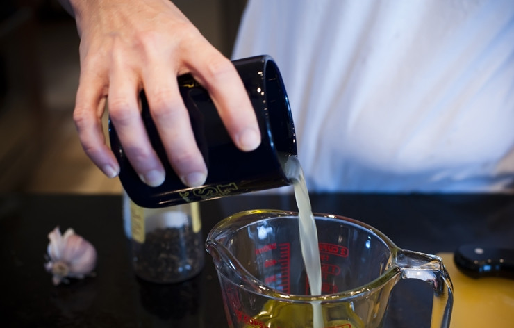 1. Этап. Cалат с макаронами Бантики: Смешиваем лимонный сок с 1/2 чашки оливкового масла.