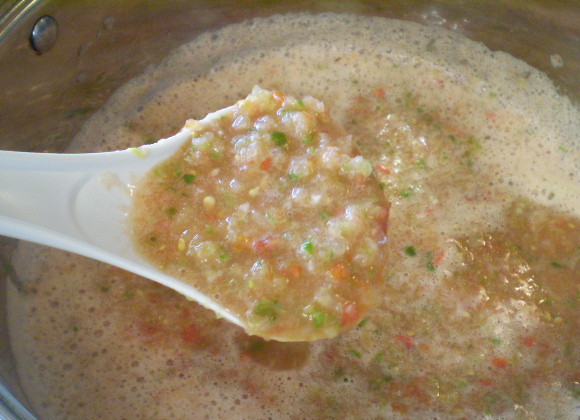 1. Этап. Аджика домашняя острая: Перемешайте хорошо, и поставьте варится на 40 минут при медленном кипении. Крышкой обязательно накройте, помешивайте ложкой.