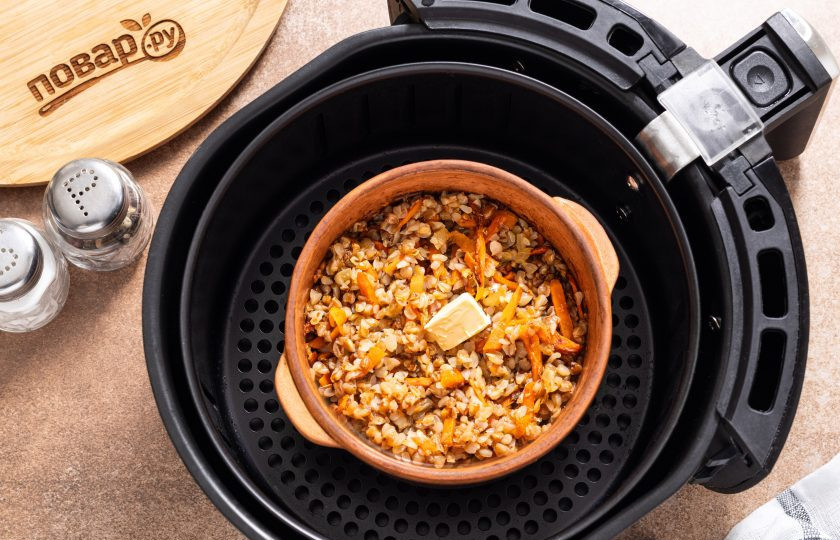 1. Этап. Гречка в аэрогриле: В конце добавьте сливочное масло и дайте каше постоять 5 минут в аэрогриле.