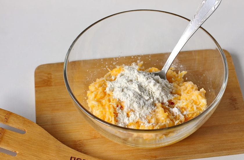 1. Этап. Галушки с сыром: Перемешайте. Частями введите муку.