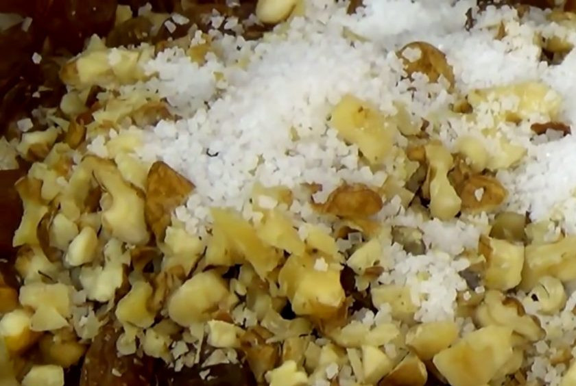 1. Этап. Царская тыквенная каша: 2. Через 10 минут добавьте к рису сахар, ванильный сахар, рубленые орехи и изюм. Перемешайте. Из тыквы срежьте под углом верхушку и очистите тыкву от семян.