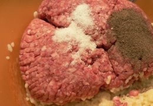 1. Этап. Запеченные тефтели: Добавляем к рису фарш, солим и перчим.