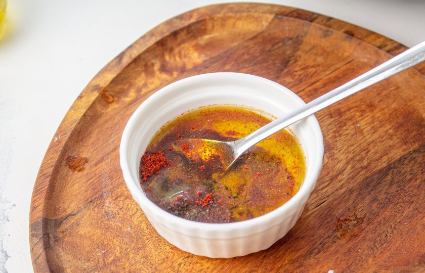 1. Этап. Домашняя ветчина из индейки: Специи и оливковое масло перемешайте.