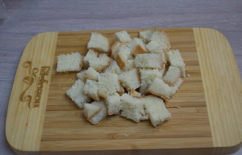 1. Этап. Квас из дрожжей и сахара: 1. Для приготовления кваса нам необходим взять два вида хлеба ( черный и белый). Я готовлю квас с использованием белого батона. Можно взять обычный белый хлеб- кирпичик. Оба вида хлеба нарезаем на кубики. Шкурку не снимаем.
