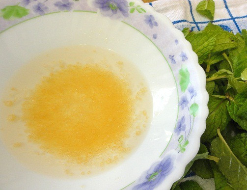 1. Этап. Мусс из белого шоколада: Желатин замочите в холодной воде, а мяту помойте и просушите.