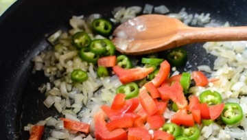 1. Этап. Лодочки из кабачков без мяса: Добавить перцы.