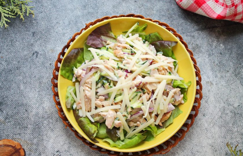 1. Этап. Салат с сыром, огурцом и тунцом: Сыр натрите на средней терке, посыпьте им салат сверху и подавайте к столу.