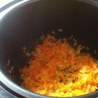 1. Этап. Рис с креветками в мультиварке: Первым делом приготовим зажарку. Для этого лук мелко нашинкуем и обжарим его на оливковом масле (режим 