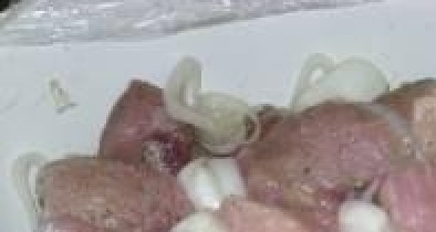 1. Этап. Правильный шашлык: Мясо нанизываем на шампуры.