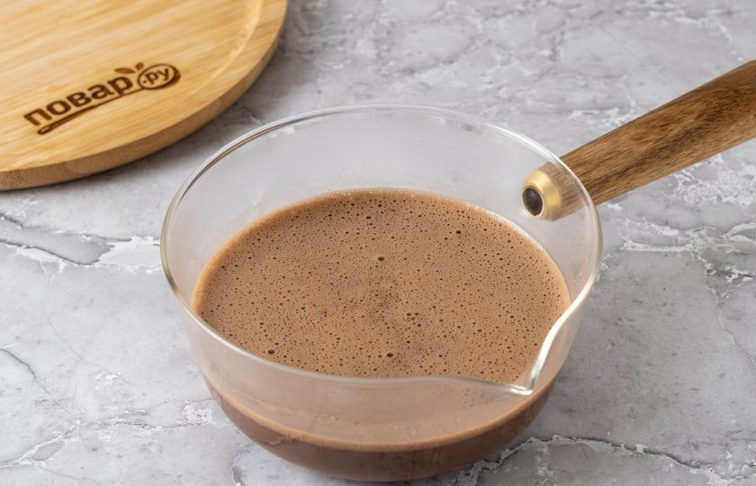 1. Этап. Десерт без выпечки и муки: Влейте в шоколадную смесь, доведите до кипения. Прогрейте 1-2 минуты.