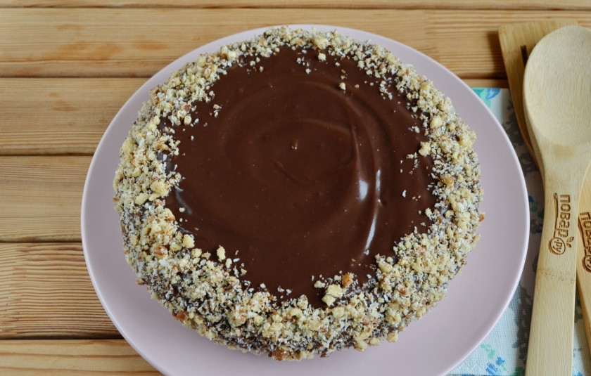 1. Этап. Быстрый шоколадный торт: Накройте вторым пропитанным коржом. Смажьте торт со всех сторон кремом. Украсьте на свой вкус. У меня били грецкие орехи и столовая ложка кокосовой стружки, ими я и украсила тортик. Отправьте торт на 15-30 минут в холодильник. Готово!