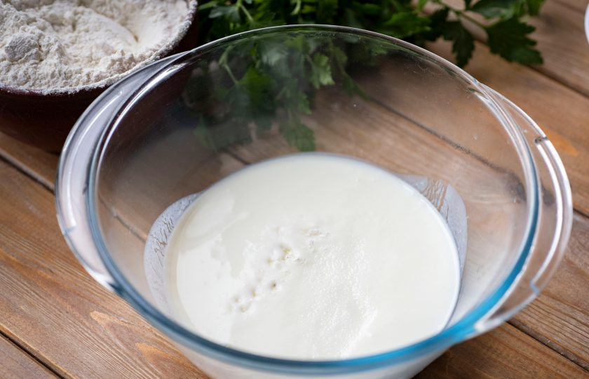 1. Этап. Хычины с творогом: В просторную миску залейте кефир и добавьте соль, соду. Все перемешайте.