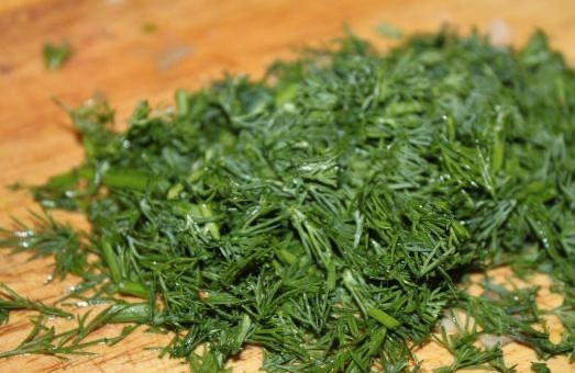 1. Этап. Салат к шашлыку из капусты: Зелень укропа моем и тоже мелко нарезаем.