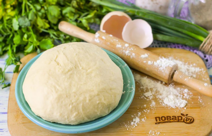 1. Этап. Тесто для пельменей по ГОСТу: Спустя указанное время извлеките его из пакета и вымешайте на оставшейся муке примерно 1-2 минуты. Теперь тесто для пельменей полностью готово к лепке изделий!