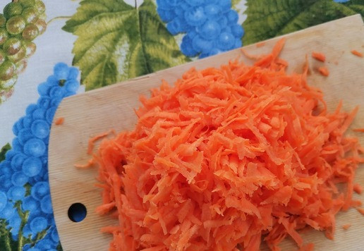 1. Этап. Смузи Рыженький: Натереть на крупной тёрке морковь. Все ингредиенты взбить блендером.