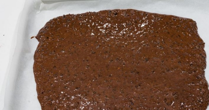 1. Этап. Самодельный шоколад: 4. Расстелите пергамент и вылейте приготовленную смесь, разровняйте в один слой (не тонкий и не очень толстый), оставьте так до полного застывания.