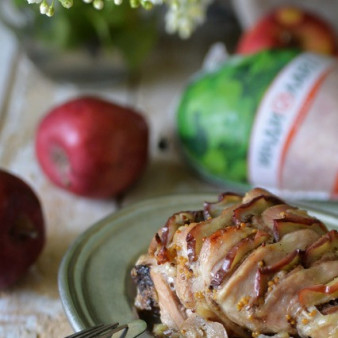 Голень индейки с яблоками в фольге