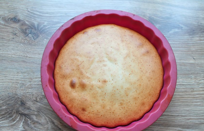 1. Этап. Торт Вриндаван: Поставьте форму в горячую духовку и выпекайте в течение 40 минут, до готовности. Извлеките из духовки и полностью остудите корж.