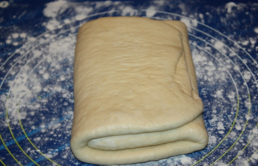 1. Этап. Тесто на круассаны: Теперь его нужно несколько раз переслоить, а именно 7 раз. Поделите 400 грамм масла на 7 равных частей. Раскатайте тесто в прямоугольник, выложите с одного края кусочек масла, заверните сначала не промазанную часть, потом промазанный край: три слоя со стороны должно быть видно.