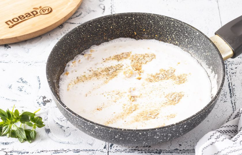 1. Этап. Гратен на кокосовом молоке: Влейте кокосовое молоко, добавьте соль, сушеный чеснок, перец, орегано и розмарин. Все перемешайте венчиком до однородности. Доведите до кипения и прогрейте на среднем огне до легкого загустения.