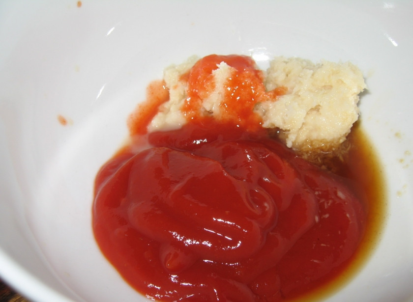 1. Этап. Креветки с соусом: 5. Смешиваем красные соусы с хреном и специями.