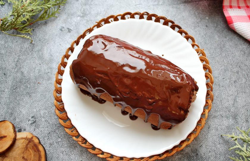 1. Этап. Рулет из шоколадных блинов с кремом: Шоколад растопите на водяной бане, полейте рулет и дайте ему застыть. После этого подавайте на стол.