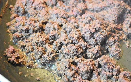 1. Этап. Пирожки, тающие во рту: 10. Жарьте на среднем огне, помешивая, до готовности.