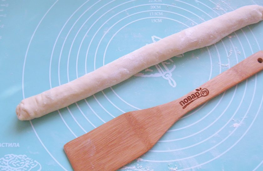 1. Этап. Бешбармак по-нанайски: Сверните тесто с луком рулетом. У меня получилось два рулета.