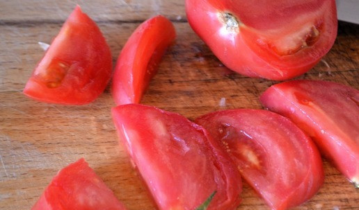 1. Этап. Салат Здоровье: Помидоры нарезать.