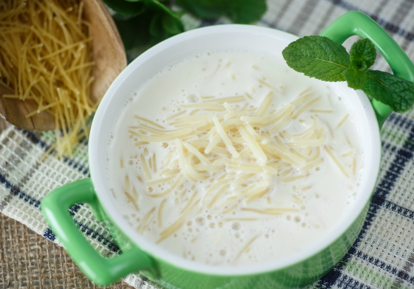 1. Этап. Молочный суп с вермишелью для детей: Молочный суп с вермишелью готовится очень быстро. Так что следите и не отходите от плиты. Помешивайте суп во время варки. Выключаем и подаем на стол. Приятного аппетита!