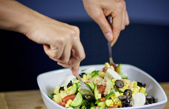 1. Этап. Салат с моцареллой: 9. Аккуратно все перемешайте. Салатик можно подавать к столу, приятного аппетита!