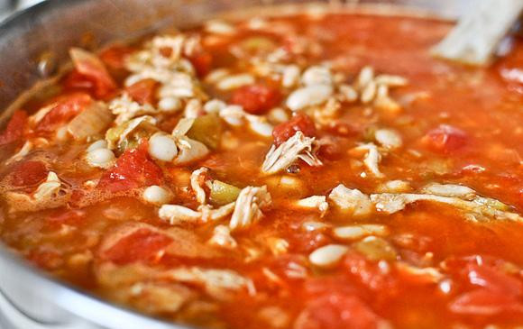 1. Этап. Жаркое из курицы, фасоли и овощей: 5. Довести до медленного кипения и варить, помешивая по мере необходимости, до тех пор, пока жидкость не уменьшится до нужного вам количества. Посыпать жаркое тертым сыром и мелко нарезанной кинзой, сразу же подавать.