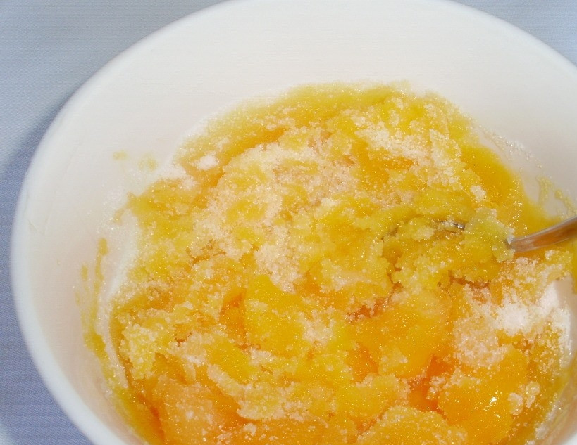 1. Этап. Заварной крем воздушный: Возьмите сырые куриные яйца, разбейте их, аккуратно отсоедините желток от белка. Затем переложите три желтка в небольшую мисочку или пиалку. Добавьте к сырым куриным желткам сахар, ванилин, муку. Хорошенько разотрите ингредиенты вилкой.