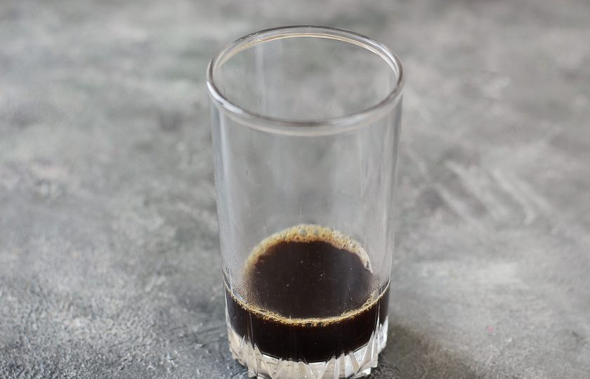 1. Этап. Фредо капучино: Налейте в стакан кофе, добавьте сироп.