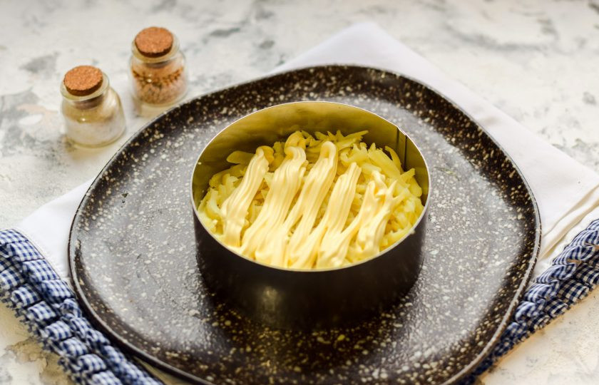 1. Этап. Салат Зимняя ночь: Смажьте слой майонезом. Далее каждый слой смазывайте майонезом в небольшом количестве.