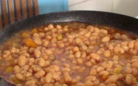 1. Этап. Рагу из фасоли с овощами: Добавляем к луку фасоль, добавляя немного воды (1/3 стакана), перемешиваем и тушим на среднем огне.