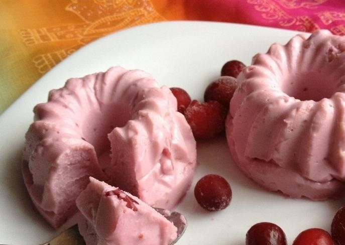 1. Этап. Бланманже творожное: Готовую смесь влейте в форму и оставьте в холодильнике на 8 часов. Спустя это время бланманже готово.