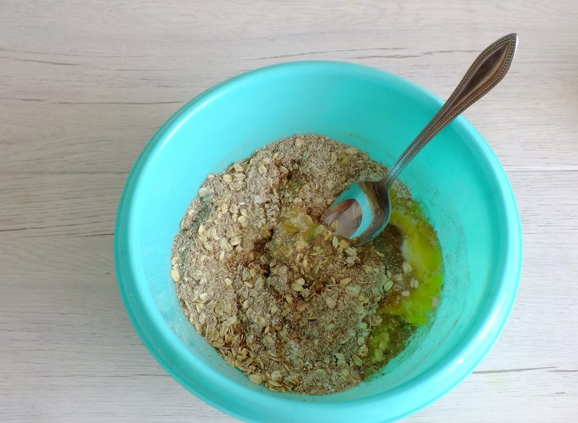 1. Этап. Шоколадное печенье без сахара: Влейте молоко, растопленное сливочное масло.