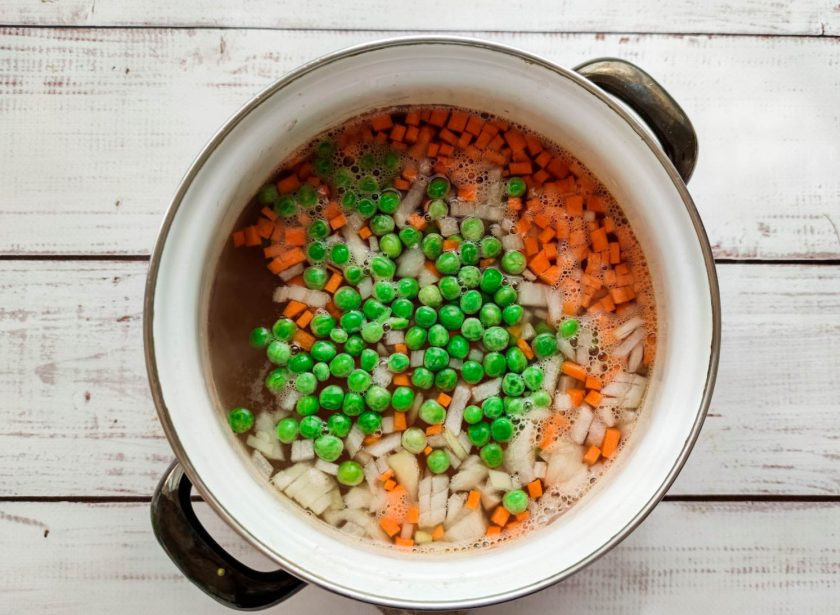 1. Этап. Диетический суп с перловкой: Картофель очистите от кожуры и нарежьте небольшими кусочками. В кастрюлю выложите картофель, зеленый горошек и варите до готовности картофеля.