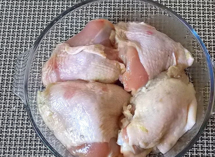 1. Этап. Куриные бедрышки Васаби: Смажьте форму для запекания маслом и налейте немного воды. Куриные бедрышки посолите, поперчите и уложите в форму.