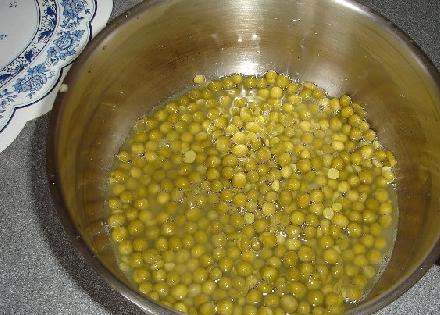 1. Этап. Филе в Английском стиле Эссекс: Выкладываем горох в кастрюлю.