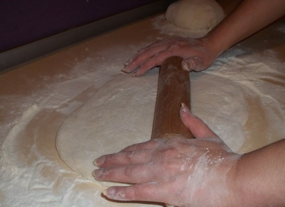 1. Этап. Тесто для хинкали: Все, тесто для хинкали готово. Теперь его остается раскатать до толщины примерно в 1 см, вырезать кружки, наполнить начинкой - и дальше по рецепту :) Удачи!