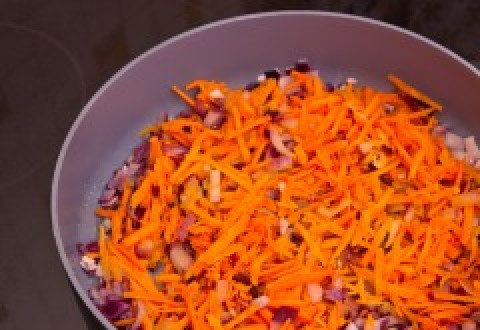 1. Этап. Кабачки с болгарским перцем: Добавляем морковь, обжариваем все вместе.