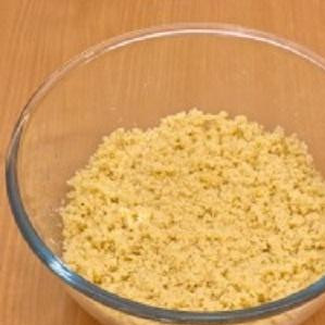 1. Этап. Миндальное печенье без муки: 4. Отдельно взбейте яйцо. Если до этого яйцо полежит в холодильнике и будет холодным, то его легче будет взбить. Добавьте в сухую смесь яйцо и перемешайте всю массу.