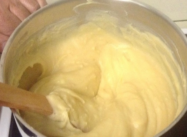 1. Этап. Оладьи из нутовой муки Панелле: 2. Когда все будет отлично перемешано, добавьте соль, поставьте кастрюлю на средний огонь и готовьте около 15-ти минут, перемешивая, пока масса не загустеет.