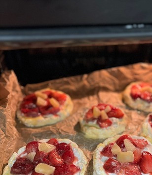 1. Этап. Творожные ватрушки на творожном тесте: Смазываем ватрушки желтком и отправляем в духовку на 25 минут, разогретую до 180 градусов