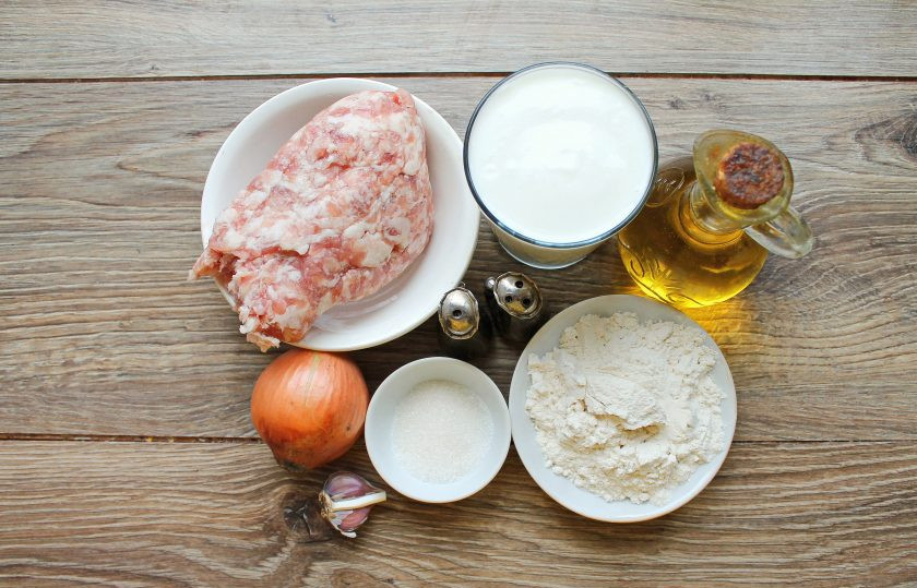 1. Этап. Ленивые пирожки с фаршем: Подготовьте все необходимые ингредиенты для приготовления ленивых пирожков с фаршем. Кефир достаньте из холодильника заранее, чтобы стал комнатной температуры.