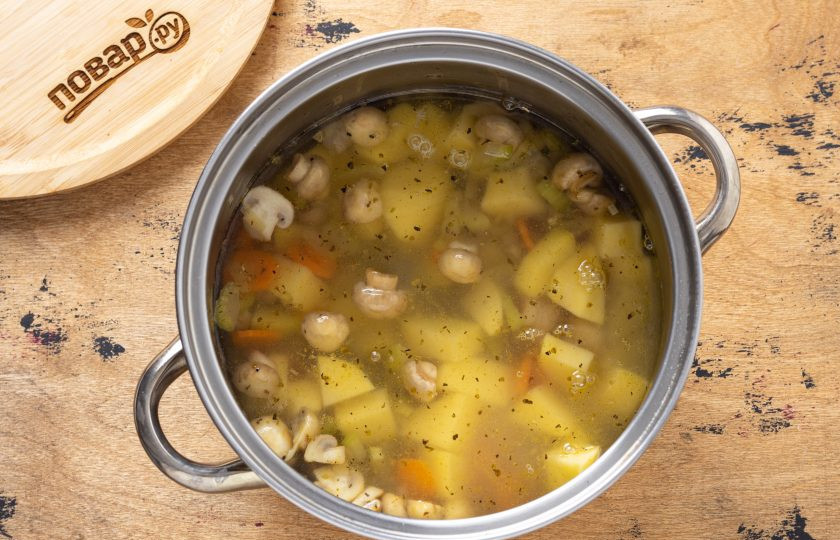 1. Этап. Овощной суп с шампиньонами, шпинатом и кокосовым молоком: Влейте воду. Доведите суп до кипения, убавьте огонь и варите до готовности картофеля. Примерно 15 минут.