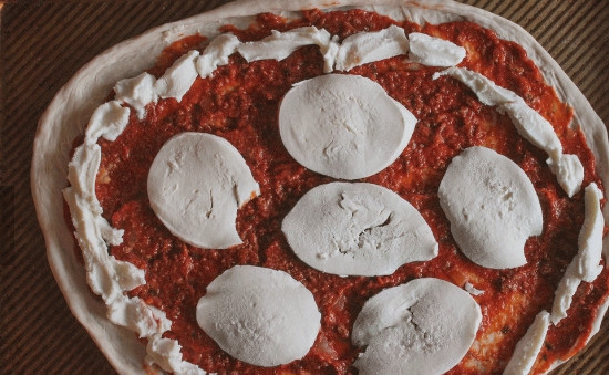 1. Этап. Пицца Болоньезе: 7. Оставшийся сыр выложите поверх соуса.